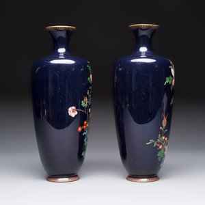 A pair of Japanese silver-wired cloisonné enamel vases with birds among flowering branches, Meiji period, 19th C. — photo 5