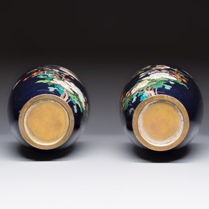 A pair of Japanese silver-wired cloisonné enamel vases with birds among flowering branches, Meiji period, 19th C. — photo 7