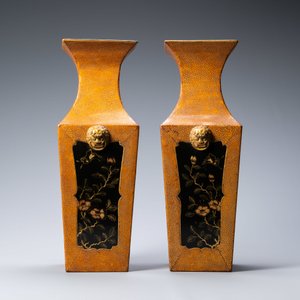 A pair of Japanese square lacquerware and rayskin vases on stands, Meiji, 19th C. — photo 3