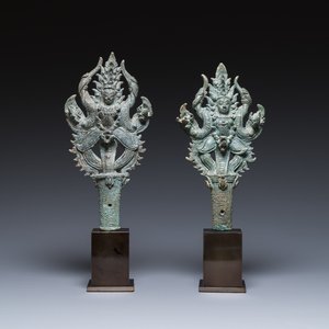 A pair of Khmer bronze ornaments showing dancing Apsaras in Bayon-style, Cambodia, Angkor period, 13th C. — 照片 1