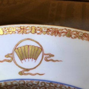 A pair of large Chinese armorial dishes from the service of King Louis XV of France, Yongzheng, ca. 1732 — 照片 20