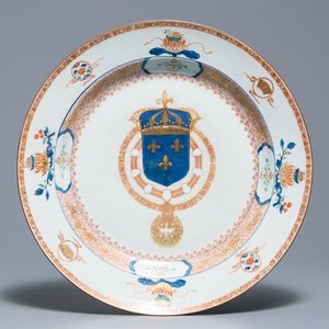 A pair of large Chinese armorial dishes from the service of King Louis XV of France, Yongzheng, ca. 1732 — 照片 4
