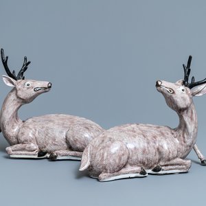 A pair of large Chinese aubergine-glazed models of recumbent deer, 18/19th C. — 照片 1