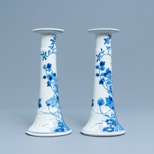 A pair of large Chinese blue and white candlesticks, 19th C. — 照片 2