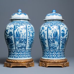 A pair of large Chinese blue and white covered vases, 19th C. — 照片 1