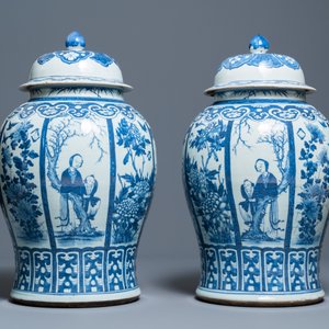 A pair of large Chinese blue and white covered vases, 19th C. — 照片 3