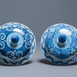 A pair of large Chinese blue and white covered vases, 19th C. — 照片 10