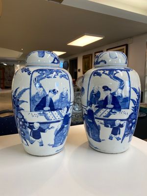 A pair of large Chinese blue and white jars and covers with ladies playing a game of go, 19th C. — 照片 1