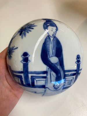 A pair of large Chinese blue and white jars and covers with ladies playing a game of go, 19th C. — 照片 13