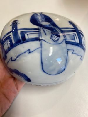A pair of large Chinese blue and white jars and covers with ladies playing a game of go, 19th C. — 照片 14