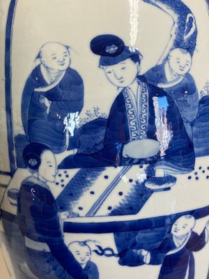 A pair of large Chinese blue and white jars and covers with ladies playing a game of go, 19th C. — 照片 18