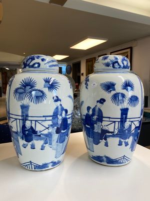 A pair of large Chinese blue and white jars and covers with ladies playing a game of go, 19th C. — 照片 2