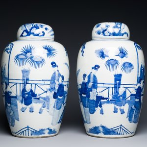 A pair of large Chinese blue and white jars and covers with ladies playing a game of go, 19th C. — 照片 2