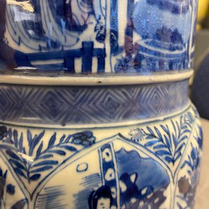 A pair of large Chinese blue and white 'Long Eliza' beaker vases, Kangxi — photo 16