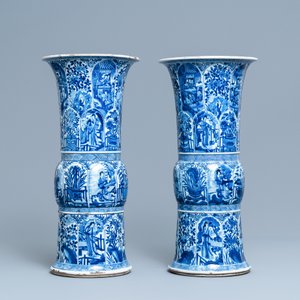 A pair of large Chinese blue and white 'Long Eliza' beaker vases, Kangxi — photo 3