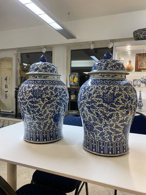 A pair of large Chinese blue and white 'lotus scroll' vases and covers, 19th C. — photo 1