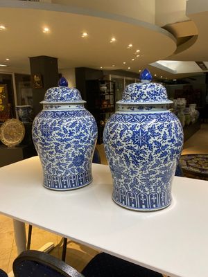 A pair of large Chinese blue and white 'lotus scroll' vases and covers, 19th C. — photo 2