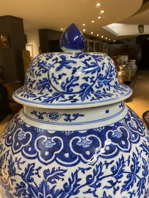 A pair of large Chinese blue and white 'lotus scroll' vases and covers, 19th C. — photo 3