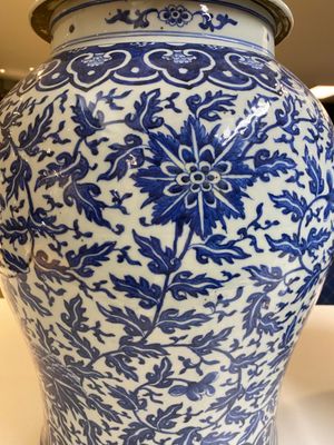 A pair of large Chinese blue and white 'lotus scroll' vases and covers, 19th C. — photo 4