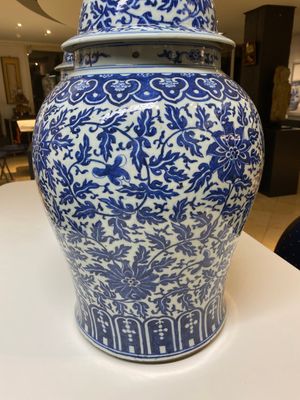 A pair of large Chinese blue and white 'lotus scroll' vases and covers, 19th C. — photo 8