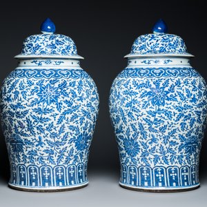 A pair of large Chinese blue and white 'lotus scroll' vases and covers, 19th C. — photo 2