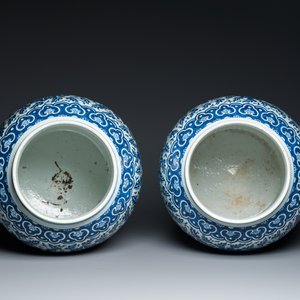 A pair of large Chinese blue and white 'lotus scroll' vases and covers, 19th C. — photo 5