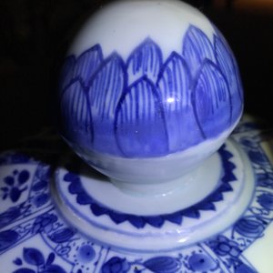 A pair of large Chinese blue and white octagonal baluster vases and covers, Kangxi — 照片 13