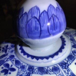 A pair of large Chinese blue and white octagonal baluster vases and covers, Kangxi — 照片 14