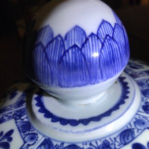 A pair of large Chinese blue and white octagonal baluster vases and covers, Kangxi — 照片 16