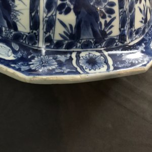 A pair of large Chinese blue and white octagonal baluster vases and covers, Kangxi — 照片 20