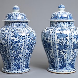 A pair of large Chinese blue and white octagonal baluster vases and covers, Kangxi — 照片 2