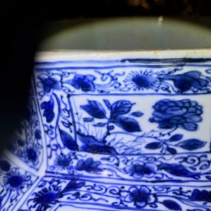 A pair of large Chinese blue and white octagonal baluster vases and covers, Kangxi — 照片 31