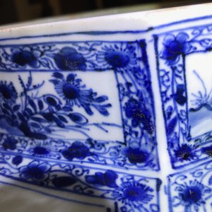 A pair of large Chinese blue and white octagonal baluster vases and covers, Kangxi — 照片 33
