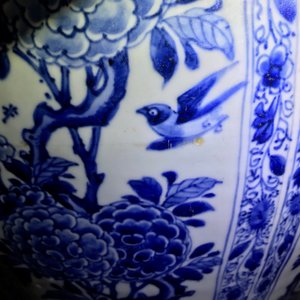 A pair of large Chinese blue and white octagonal baluster vases and covers, Kangxi — 照片 40