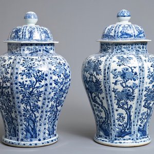 A pair of large Chinese blue and white octagonal baluster vases and covers, Kangxi — 照片 4