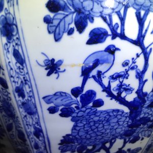 A pair of large Chinese blue and white octagonal baluster vases and covers, Kangxi — 照片 41
