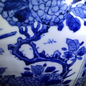 A pair of large Chinese blue and white octagonal baluster vases and covers, Kangxi — 照片 43