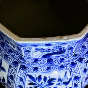 A pair of large Chinese blue and white octagonal baluster vases and covers, Kangxi — 照片 54