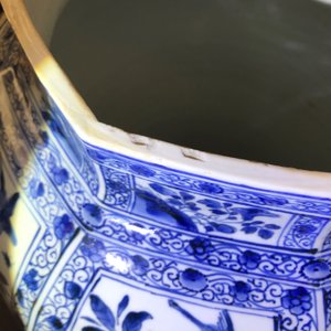 A pair of large Chinese blue and white octagonal baluster vases and covers, Kangxi — 照片 55