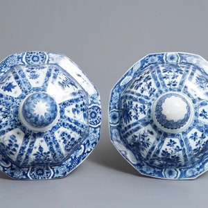 A pair of large Chinese blue and white octagonal baluster vases and covers, Kangxi — 照片 7