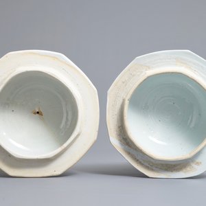 A pair of large Chinese blue and white octagonal baluster vases and covers, Kangxi — 照片 8