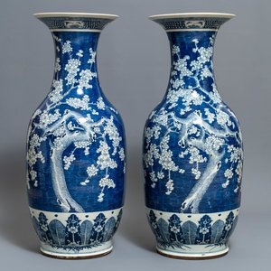 A pair of large Chinese blue and white 'prunus blossom' vases, 19th C. — photo 1