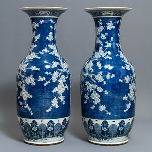 A pair of large Chinese blue and white 'prunus blossom' vases, 19th C. — photo 2