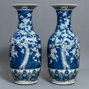 A pair of large Chinese blue and white 'prunus blossom' vases, 19th C. — photo 3