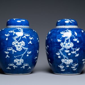 A pair of large Chinese blue and white 'prunus' jars and covers, 19th C. — photo 2