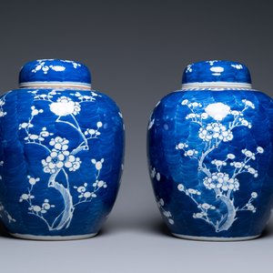 A pair of large Chinese blue and white 'prunus' jars and covers, 19th C. — photo 3