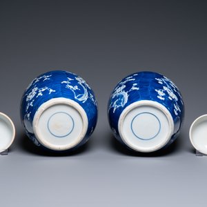 A pair of large Chinese blue and white 'prunus' jars and covers, 19th C. — photo 6