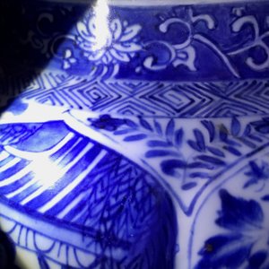 A pair of large Chinese blue and white vases and covers, Kangxi — photo 16