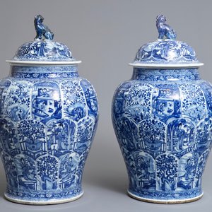 A pair of large Chinese blue and white vases and covers, Kangxi — photo 3