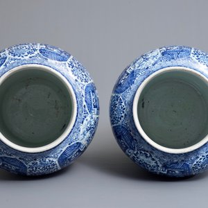 A pair of large Chinese blue and white vases and covers, Kangxi — photo 5